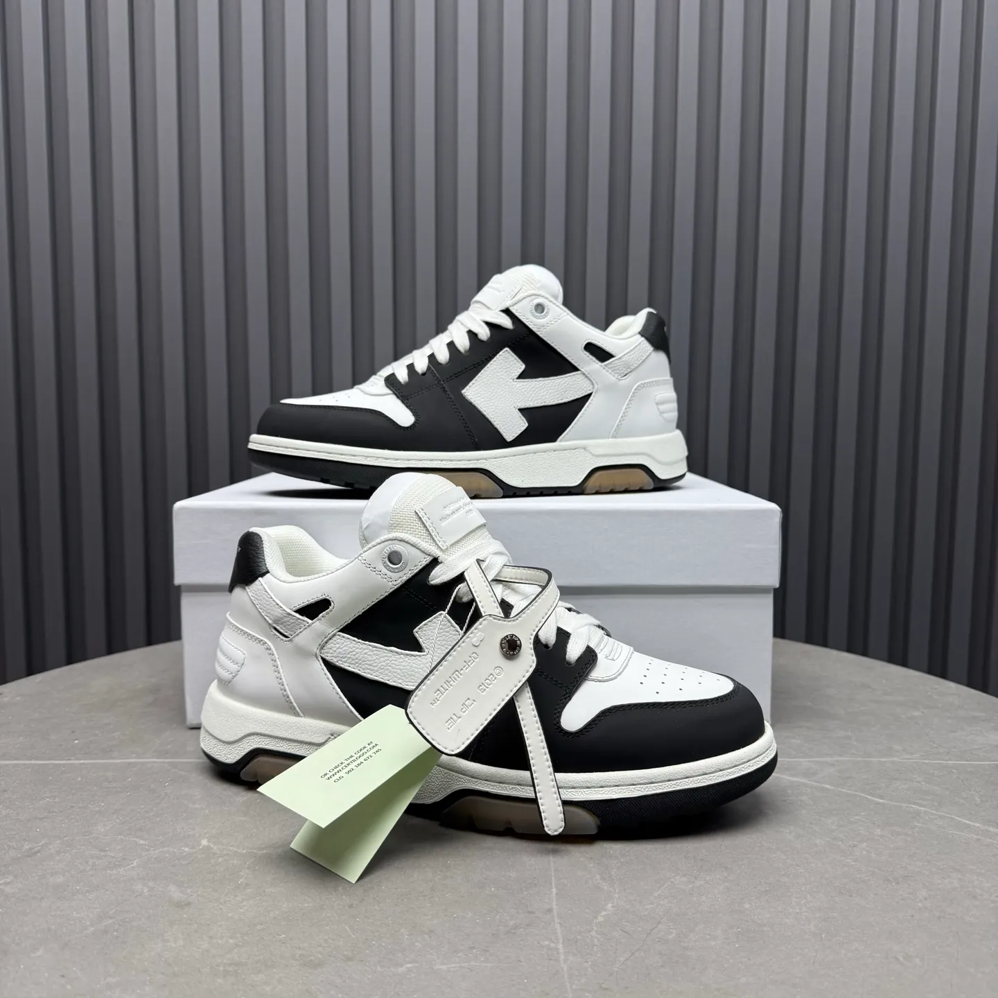 【off- white】P: 620💰Couple model👫, Size: 35-44 (Customized for men 38.45.46) High-quality version👊 "Out of office" series original molding, original lasting, production process 1:1 Original ➰OFF GRAY WHITE OW ➰ First-layer cowhide Imported skin-friendly and environmentally friendly polyester mesh Original molding high elastic and environmentally friendly molding pad Made with the original lasting process. The original molded rubber outsole (never yellows and deforms) has a super correct shape, bright color and strong three-dimensional effect👍. Packaging💯Full set of packaging synchronized with the official website (branded paper, certificate of quality, branded cloth bag)